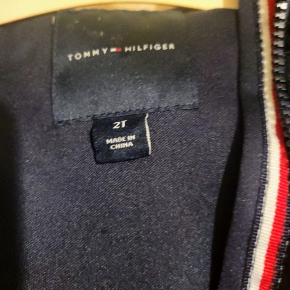 Tommy Hilfiger Child's fluffy black hooded vest. Size 2 - Picture 3 of 8
